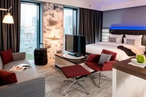 ノルダーシュテットにあるAirport Plaza Hotel Hamburgのベッドとテレビがあるホテルの部屋 +37枚の写真