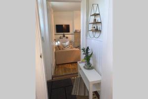 einen Flur, der zu einem Wohnzimmer mit einem Sofa führt in der Unterkunft Eyemouth Home by the Harbour in Eyemouth