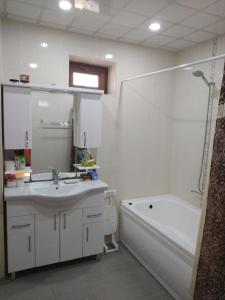 Et badeværelse på Cozy House in Bina, Bolluq