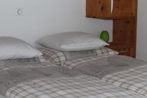 Postel nebo postele na pokoji v ubytování Chalet Gädi