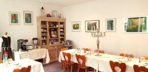 comedor con 2 mesas y sillas en Boutiquehotel Goldene Rose, en Rothenburg ob der Tauber