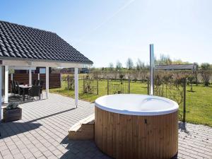 d'une grande baignoire installée sur une terrasse. dans l'établissement 8 person holiday home in Idestrup, à Bøtø By