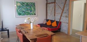 comedor con mesa y sofá con almohadas de color naranja en Easy-Living Apartments Lindenstrasse 21, en Lucerna