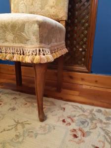an old chair with a rug in a room at Hotel Hontoria in Hontoria