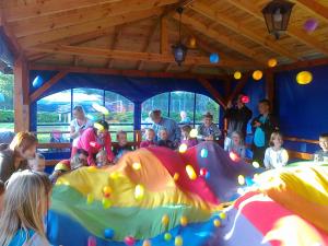 un groupe d'enfants assis sur une structure de jeu gonflable dans l'établissement Ośrodek Wczasowy Dankar, à Dziwnów