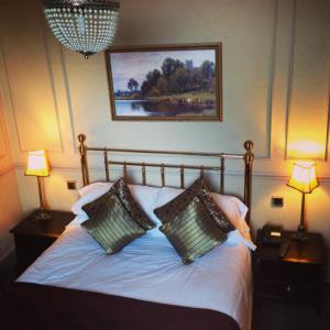 Llit o llits en una habitació de Fountain Inn by Greene King Inns