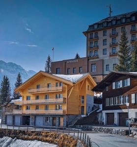 un grande edificio in legno di fronte a un edificio di Chalet Raufthubel a Mürren