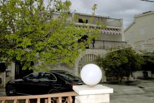 un coche negro estacionado frente a un edificio en Apartments Villa Tanja, en Podstrana