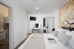 TV a/nebo společenská místnost v ubytování Villa Vesna with sauna, hot tub