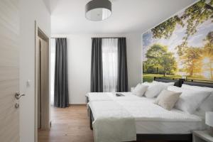 Postel nebo postele na pokoji v ubytování Villa Vesna with sauna, hot tub + 20 fotografií