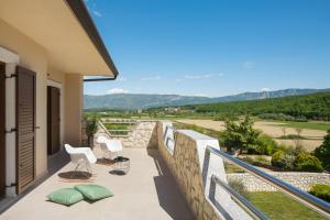 Nespecifikovaný výhled na hory nebo výhled na hory při pohledu z vily