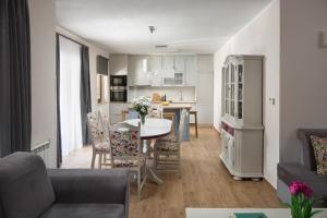 Kuchyň nebo kuchyňský kout v ubytování Villa Vesna with sauna, hot tub