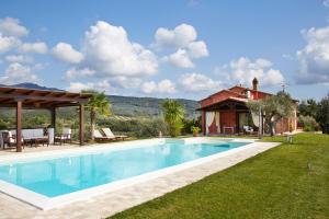 Holiday home with exclusive swimming pool in the Tuscan Maremma في Montemassi: فيلا بمسبح و بيت