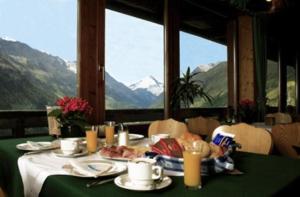 Vista general d'una muntanya o vistes d'una muntanya des de l'hostal o pensió