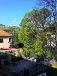 Elle offre une vue sur un patio doté de 2 chaises et d'un balcon. dans l'établissement Barbakan, à Kremnica