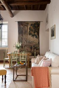 sala de estar con sofá y mesa en Suite Virginia Baglioni, en San Michele in Teverina