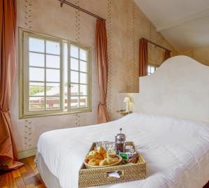 Un pat sau paturi într-o cameră la Hotel Villa Catarie