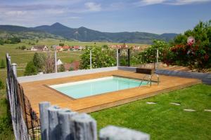 Nespecifikovaný výhled na hory nebo výhled na hory při pohledu z prázdninového domu