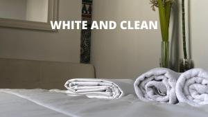 Una cama con toallas blancas y limpias. en Lion Hostel By Rebels kiteschool, en Tarifa