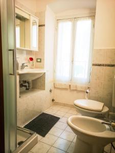 a bathroom with a toilet and a sink at Punto Zero in Corniglia