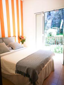 a bedroom with a bed and a large window at Punto Zero in Corniglia