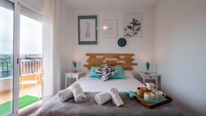 Tempat tidur dalam kamar di Bed&Bcn Glories