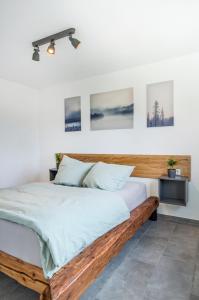 מיטה או מיטות בחדר ב-Ferienwohnung Albblick