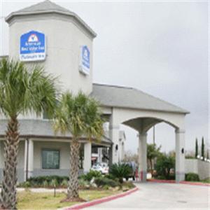 een groot gebouw met palmbomen ervoor bij Americas Best Value Platinum Inn & Suites in Houston