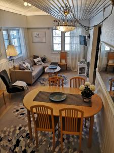 Apartment Seita في ليفي: غرفة معيشة مع طاولة وكراسي