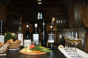 una mesa con botellas de vino y copas de vino en Fattoria San Donato, en San Gimignano