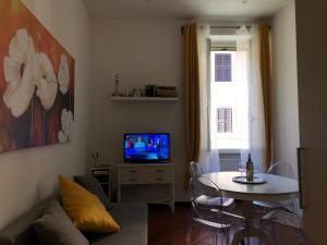 Televízia a/alebo spoločenská miestnosť v ubytovaní Borgo Pio 51 Apartment Vatican