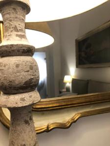 Televízia a/alebo spoločenská miestnosť v ubytovaní Borgo Pio 51 Apartment Vatican