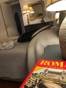 un livre assis au-dessus d'un lit dans l'établissement Borgo Pio 51 Apartment Vatican, à Rome