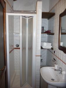 サン・カシャーノ・イン・ヴァル・ディ・ペーザにあるAffittacamere Pergolato di Sottoのシャワーと洗面台付きのバスルーム
