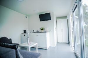 库瑞尼卡慕斯卡Maximus domki的客厅里有一张沙发和一张桌子。