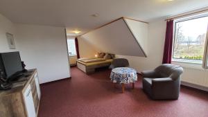 奧斯賽拜－塞林的住宿－Pension Hanni，客厅配有两把椅子和一张沙发