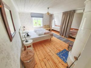 ein Schlafzimmer mit einem Bett und einem Schreibtisch in der Unterkunft Lunden in Släthult