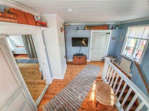 ein Wohnzimmer mit Treppe und Fernseher in der Unterkunft Lunden in Släthult