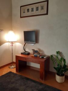 Telewizja i/lub zestaw kina domowego w obiekcie The Flora and Florian Apartments - The feeling of touching the Duomo