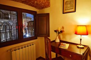 Zdjęcie z galerii obiektu The Flora and Florian Apartments - The feeling of touching the Duomo we Florencji