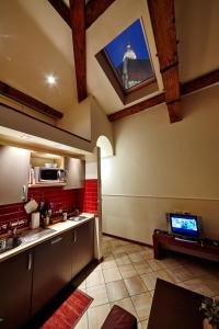 Kuchnia lub aneks kuchenny w obiekcie The Flora and Florian Apartments - The feeling of touching the Duomo