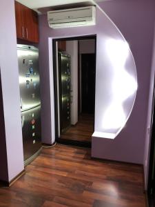 ガラツィにあるClau Apartmentの鏡付きの開口ドア付きの廊下
