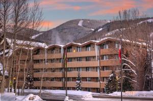 um hotel nas montanhas com neve no chão em Scorpio Condominiums by Vail Realty em Vail