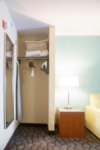 سرير أو أسرّة في غرفة في Holiday Inn Express & Suites Jacksonville South - I-295, an IHG Hotel