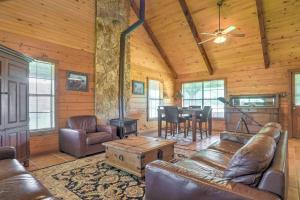 O zonă de relaxare la Rustic Carmine Log Cabin with Covered Porch on Farm!