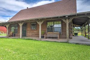 Foto da galeria de Rustic Carmine Log Cabin with Covered Porch on Farm! em Carmine