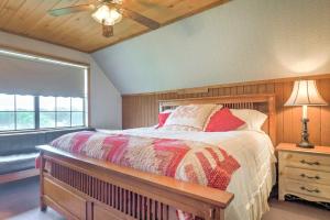 Un pat sau paturi într-o cameră la Rustic Carmine Log Cabin with Covered Porch on Farm!