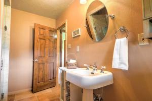 un baño con lavabo y espejo en On Farm Rustic Carmine Log Cabin with Porch!, en Carmine 18 fotos más