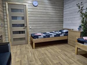een slaapkamer met een bed en een klok aan de muur bij Дом Дискавери на 10 человек у моря! in Chornomorsk