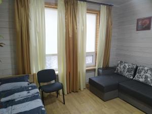 1 dormitorio con cama, sofá y ventana en Дом Дискавери на 10 человек у моря!, en Chornomorsk